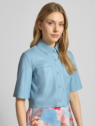 Vrouwenmodel draagt Cropped Blusenshirt mit 1/2-Arm van V by Vera Mont, lichtblauw, rechte cropped fit, kentkraag, drukknopen, halve mouw, vooraanzicht bovenlichaam