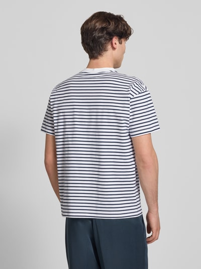 Männermodel trägt T-Shirt mit Label-Stitching und Rundhalsausschnitt von BLKVIS, Regular-Fit, Allover-Look, Reine Baumwolle, Rückenlänge 69 cm, Ganzkörperansicht Rückansicht.