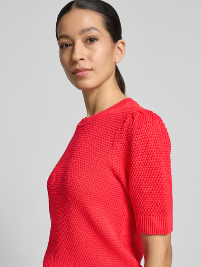 Frauenmodel trägt Slim Fit T-Shirt in Strick-Optik Modell 'Vidalo' von Vila, leuchtendes Pink, Reine Baumwolle, Nahaufnahme Oberkörper.