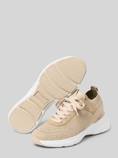 Produktfoto, Sneaker mit Logo-Detail Modell 'Mildrid' von Guess in Beige, abgerundete Passform, Schnürverschluss, strukturierte Oberfläche, Absatzhöhe 5 cm, Schafthöhe 8 cm, Schaftweite 6 cm
