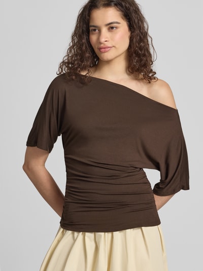 Frauenmodel trägt T-Shirt mit Carmen-Ausschnitt Modell 'JUNE' von NOISY MAY®, braun, Raffungen, Slim Fit, Nahaufnahme Oberkörper.