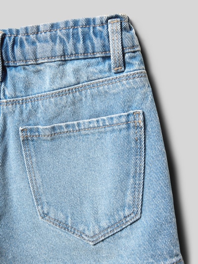 Productfoto, Wide Leg Jeansshorts uit puur katoen model 'COMET' van Only, denimlook in lichtblauw, contrasterende naden, riemlussen, knoop- en ritssluiting, zijzakken en achterzak, context: kinderjeansshorts, materiaal: puur katoen.