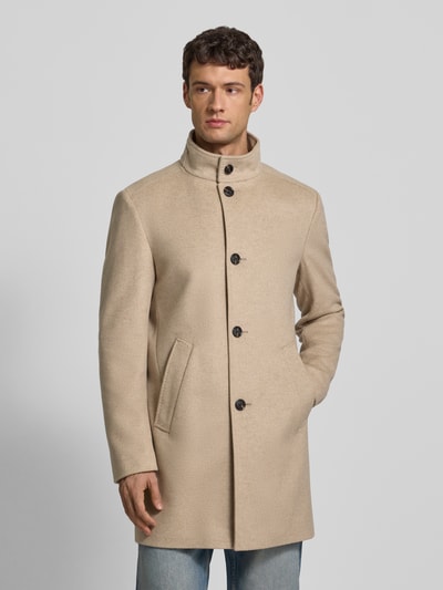 Männermodel trägt Regular Fit Mantel aus Schurwoll-Mix mit Kaschmir-Anteil Modell 'MARON' von JOOP! Collection in Beige, Eingrifftaschen, Knopfleiste, Stehkragen, glatte Struktur, Ganzkörperansicht von vorne, Rückenlänge 91 cm, Schulterbreite 47 cm, Brustweite 47 cm, Ärmellänge 66 cm.