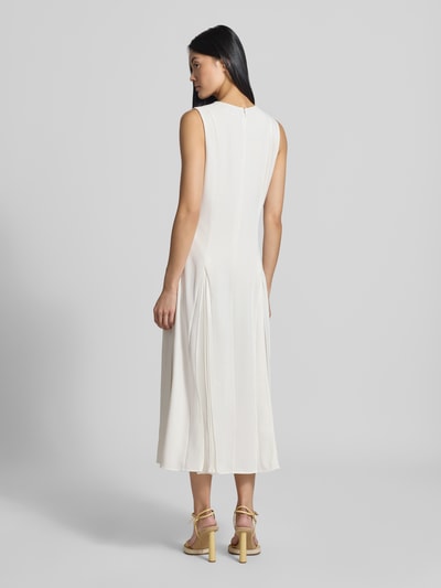 Frauenmodel trägt Regular Fit Midikleid mit Kellerfalten Modell 'Carneli' von Ted Baker in Creme, ärmellos, glatte Textur, Ganzkörperansicht Rückansicht. Damen Midikleid, V-Ausschnitt, Rückenlänge 122 cm, Brustweite 45 cm.