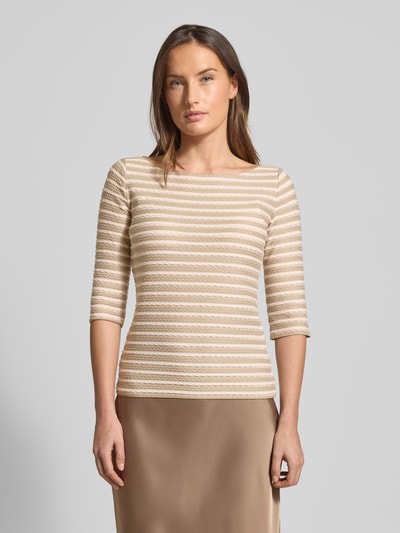 Frauenmodel trägt Longsleeve mit 3/4-Ärmel von Emporio Armani, Viskose-Mix mit Stretch-Anteil, Slim Fit, U-Boot-Ausschnitt, beige Streifen, Ganzkörperansicht von vorne.