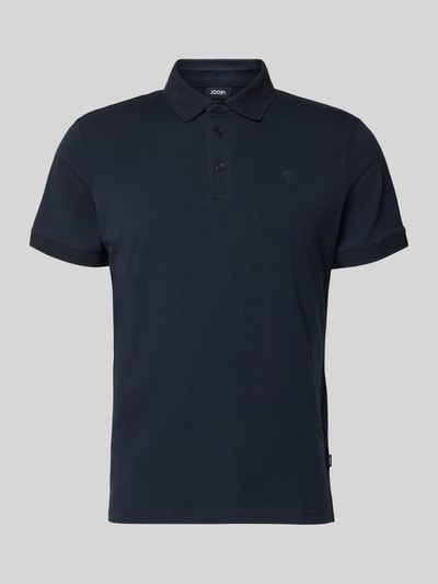 Produktfoto, granatowe Regular Fit Poloshirt mit Knopfleiste Modell 'Carlosjuan' von JOOP! Collection, bawełniany materiał z dodatkiem stretchu, kołnierzyk polo, krótka listwa guzikowa, długość tyłu w rozmiarze M: 69 cm