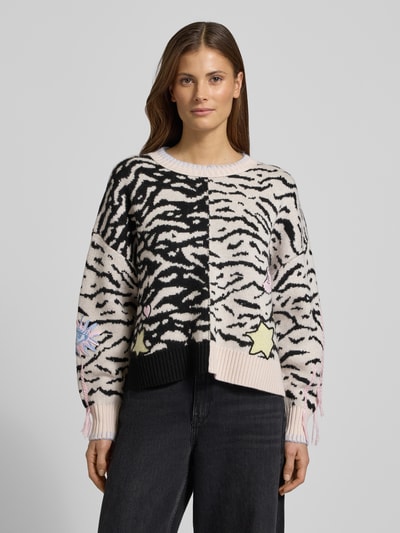 Frauenmodel trägt Strickpullover mit gerippten Abschlüssen von Marc Cain, Reine Baumwolle, lockerer Schnitt, Rundhalsausschnitt, Ganzkörperansicht von vorne.