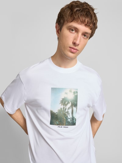 Männermodel trägt Oversized T-Shirt aus reiner Baumwolle Modell 'COOPER' von Only & Sons, Optik: Unifarben, Motiv-Print, Rundhals, Kurzarm, Ganzkörperansicht von vorne.