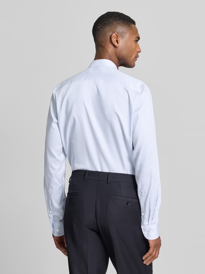 Männermodel trägt Slim Fit Business-Hemd mit Stehkragen von OLYMP Level Five aus reiner Baumwolle, Rückenlänge 80 cm, Ganzkörperansicht Rückansicht.
