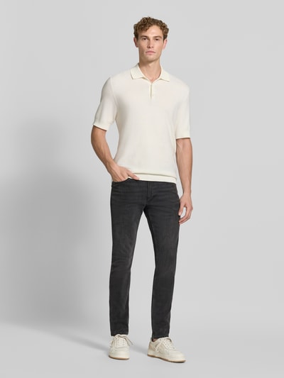 Männermodel trägt Slim Fit Jeans aus Baumwoll-Mix Modell 'Luke' von Lee in Dunkelgrau, schmal geschnitten, Herren Slim Fit Jeans, Ganzkörperansicht von vorne.