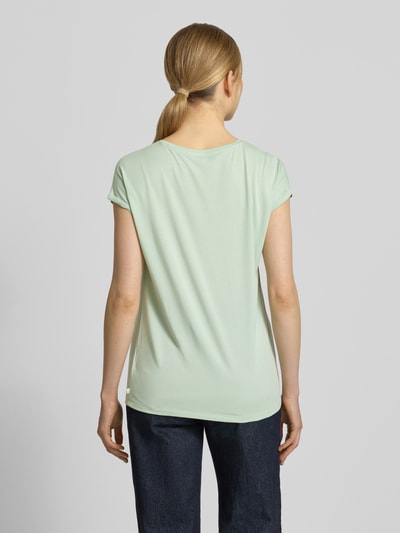 Frauenmodel trägt Loose Fit T-Shirt aus Viskose-Mix von Tom Tailor Denim, Optik: Unifarben, Passform: Loose-Fit, Rundhals, Kurzarm, Ganzkörperansicht Rückansicht