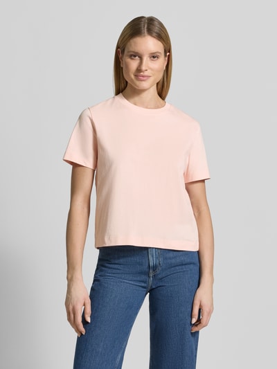 Vrouwenmodel draagt Boxy Fit T-shirt uit puur katoen model 'ESSENTIAL' van Selected Femme, look: effen, labelpatch, ronde hals, korte mouw, materiaalverwerking: heavy jersey, voorkant bovenlichaam close-up.