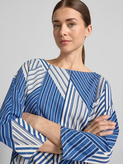 Frauenmodel trägt Regular Fit Blusentop mit Allover-Muster von s.Oliver RED LABEL, Optik:Allover-Muster, Musselin, Nahaufnahme Oberkörper.