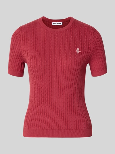Produktfoto, Kurzarmpullover mit Zopfmuster und Rundhalsausschnitt von Review in Rot, reine Baumwolle, Slim Fit, Rippbündchen, Logo, strukturierte Oberfläche.
