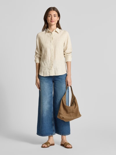 Frauenmodel trägt Regular Fit Leinenbluse mit Hemdblusenkragen und Label-Stitching von Gant, beige mit Streifen, reine Leinen, Ganzkörperansicht von vorne. Rückenlänge bei Größe 36: 66 cm, Ärmellänge bei Größe 36: 61 cm.