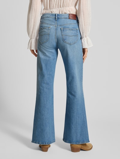 Vrouwenmodel draagt Straight Fit Jeans uit katoenmix van Pepe Jeans in een gemêleerde look met bootcut-stijl, labelpatch, studs, riemlussen, knoopsluiting en 5-pocketmodel, denim materiaal, high waist, geheellichaamsaanzicht achteraan.