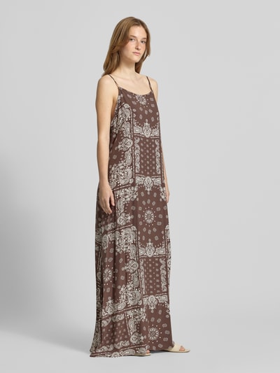 Vrouwenmodel draagt bruin vrijetijdsjurk met paisley patroon van viscose, Loose Fit Freizeitkleid aus reiner Viskose Modell 'AMBEL' van Only, Ganzkörperansicht van voren.