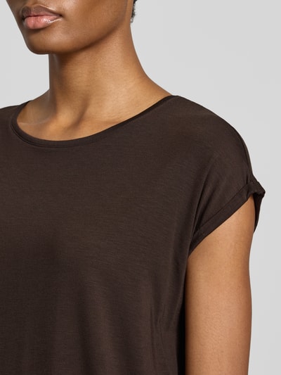 Frauenmodel trägt Regular Fit T-Shirt aus Lyocell-Mix Modell 'AVA' von VERO MODA in Dunkelbraun, glatte Oberfläche, Nahaufnahme Oberkörper.