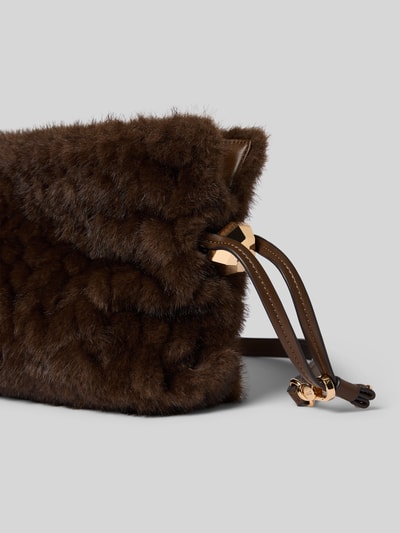Produktfoto, Crossbody Bag aus Kunstfell van Liu Jo White in donkerbruin Imitatiebont met logodetail, magneetsluiting, afneembare schouderband, Hoofdvak, Breedte 32 cm, Lengte 20 cm, Diepte 10 cm, schouderbandlengte 145 cm, zachte textuur