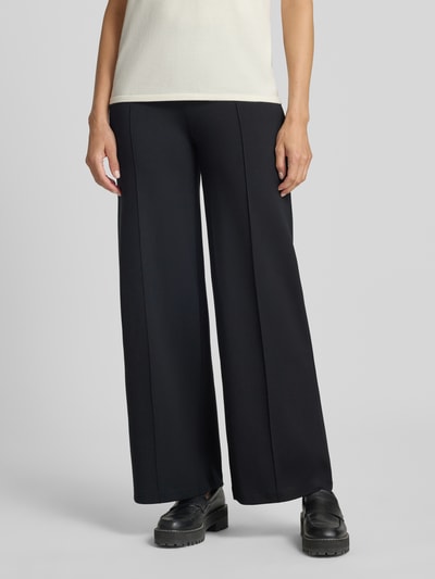 Frauenmodel trägt Wide Fit Hose mit Ziernähten von Christian Berg Woman, Schwarz, elastischer Material-Mix, Nahaufnahme Unterkörper.