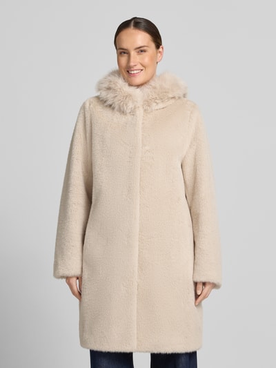 Frauenmodel trägt Mantel aus Kunstfell mit Eingrifftaschen von Marc Cain in Beige, Regular Fit, Knopfverschluss, Ganzkörperansicht von vorne. Rückenlänge 90 cm, Schulterbreite 39 cm, Brustweite 55 cm, Ärmellänge 63 cm.