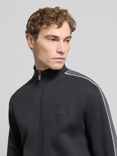 Männermodel trägt Regular Fit Sweatshirt aus Baumwoll-Mix von BOSS, Optik: Unifarben, Galonstreifen, Stehkragen, Nahaufnahme Oberkörper.