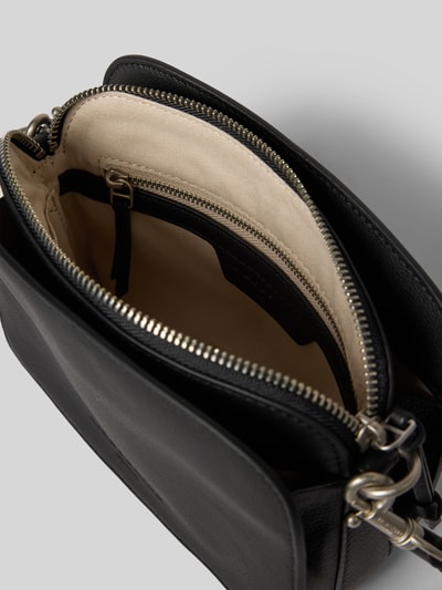 Produktfoto, Umhängetasche mit Label-Detail Modell 'LUKA' von LIEBESKIND BERLIN aus Reinem Leder, Unifarbenes-Design, Hauptfach mit Reißverschluss, Maße: Breite 20 cm, Länge 14 cm, Tiefe 8 cm, Schulterriemen 119 cm, glatte und strukturierte Textur.