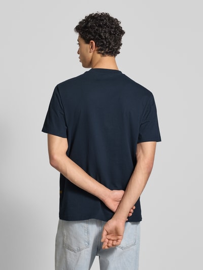Männermodel trägt Regular Fit T-Shirt mit Logo-Print Modell 'icon' von G-Star Raw, reine Baumwolle, navy, Rückenlänge 71 cm, Ganzkörperansicht Rückansicht.