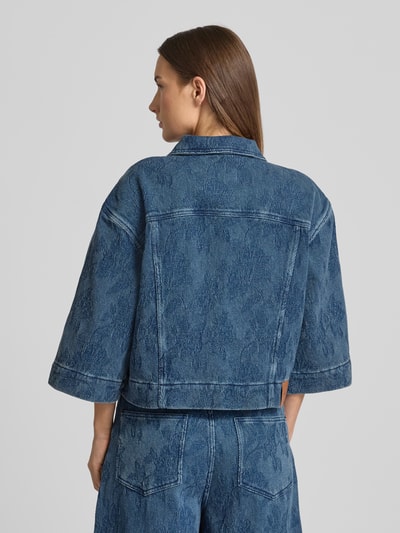 Frauenmodel trägt Relaxed Fit Jacke in Denim-Optik Modell 'Penn' von MOS MOSH, florales Allover-Stitching, Rückansicht, Ganzkörperansicht.