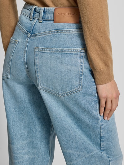 Kobiece modelka nosi Wide Fit Jeansy z mieszanki bawełny Model 'LARA' od Marc O'Polo, efekt: jednolity kolor, denim, detal: naszywka z logo, mieszanka bawełny, zdjęcie: zbliżenie tylnej części.
