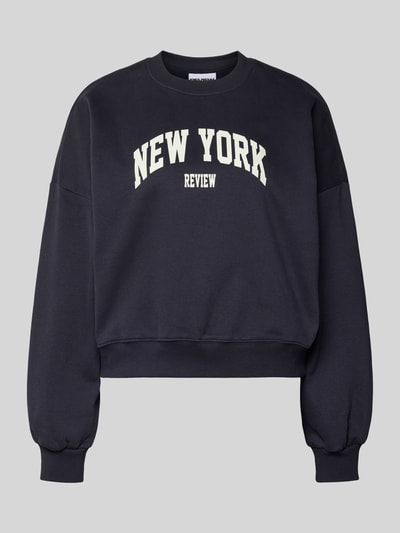 Produktfoto, Sweatshirt met labelprint en ronde hals van Review, dames, katoenmix, relaxed fit, donkerblauw met witte letters.