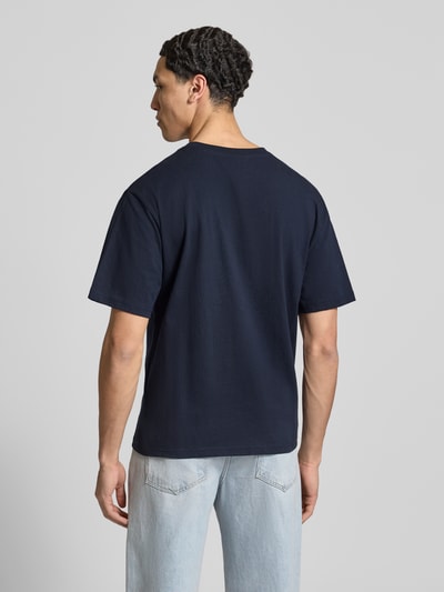 Männermodel trägt T-Shirt mit Label-Print und Rundhalsausschnitt von REVIEW, reine Baumwolle, Regular Fit, Rückenansicht, Ganzkörperansicht.