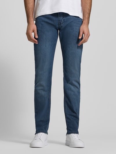 Männermodel trägt Straight Fit Jeans aus Baumwoll-Mix von MAC, mittleres Blau, 5-Pocket-Design, Kontrastnähte, Ganzkörperansicht von vorne.