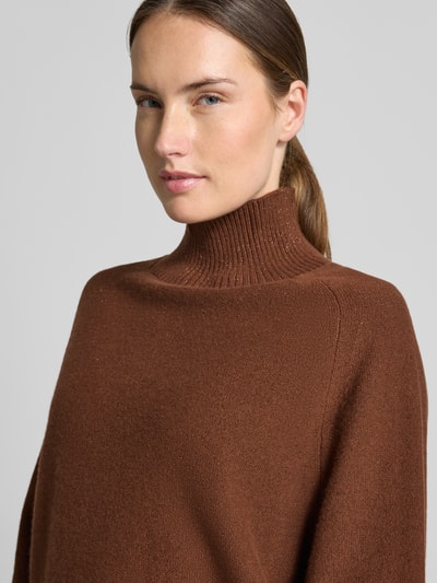 Frauenmodel trägt Strickpullover aus Leinen-Mix Modell 'TORRE' von Marella in Braun, gerippter Rollkragen, Nahaufnahme Oberkörper.