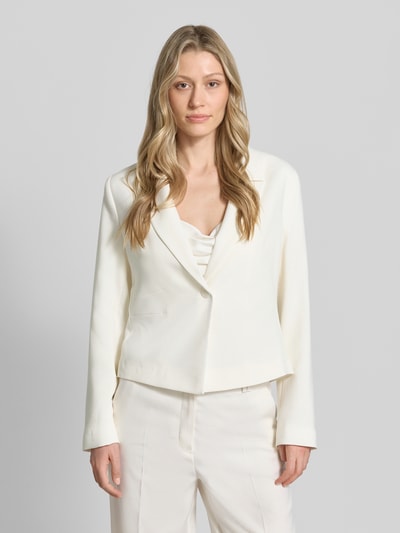 Frauenmodel trägt Blazer aus Viskose-Mix mit Reverskragen von More & More, cremefarben, tailliert, Knopfverschluss, Ganzkörperansicht von vorne.