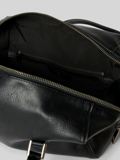 Produktfoto, Satchel Bag mit Label-Prägung Modell 'KAYLA' von LIEBESKIND BERLIN in Schwarz, strukturierte Oberfläche, Innenansicht mit Reißverschlusstasche, Zweiwege-Reißverschluss, lange Tragegriffe, Maße 25x17x10 cm, Schulterriemen 70 cm.