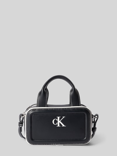 Produktfoto, schwarze Henkeltasche mit Logo-Print Modell 'BAULETTO' von CK Calvin Klein für Damen, glatte Oberfläche, weiße Kontrastnähte