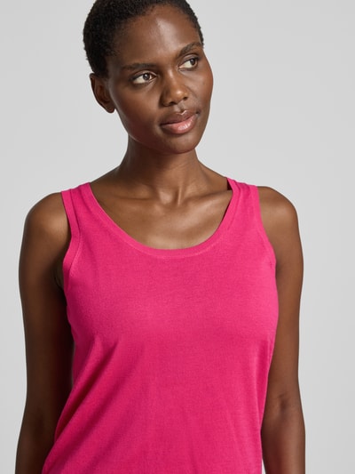 Frauenmodel trägt Stricktop aus Viskose-Mix mit Rundhalsausschnitt von Milano Italy, Damen, Regular-Fit, Gerippte-Abschlüsse, Nahaufnahme Oberkörper.