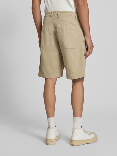 Männermodel trägt Straight Fit Bermuda mit Eingrifftaschen von ANNARR in Beige, Gesäßtaschen, Knielänge, Ganzkörperansicht Rückansicht.