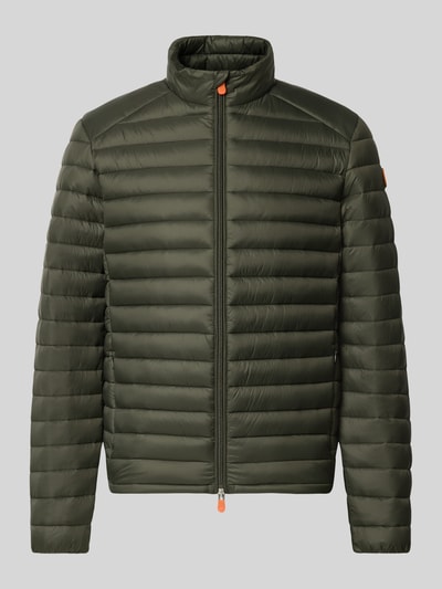 Produktfoto, gewatteerd jack Heren van Save The Duck Model 'ALEXANDER' in olijfgroen met horizontale doorgestikte naden, tweewegritssluiting, ritszakken, slim fit, opstaande kraag, ruglengte maat M 67 cm, schouderbreedte 47 cm, borstwijdte 57 cm, mouwlengte 68 cm