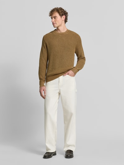 Męski model nosi sweter z dzianiny z prążkowanymi wykończeniami od Antony Morato, bawełna, krój regular fit, długość tyłu 70 cm, długość rękawów 69 cm, widok całej sylwetki z przodu