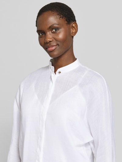 Frauenmodel trägt Loose Fit Langarmbluse aus reinem Ramie Modell 'BALDI' von Max Mara in Optik: Unifarben, Nahaufnahme Oberkörper. Materialverarbeitung: Webware, Stehkragen, Rundhals, Verschluss: verdeckte Knopfleiste, Ärmelform: Langarm.