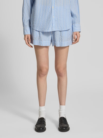 Frauenmodel trägt Shorts mit elastischem Bund von Gant aus Lyocell im Loose-Fit mit seitlichen Eingrifftaschen, Bundweite 38 cm, Innenbeinlänge 6 cm, Ganzkörperansicht von vorne.