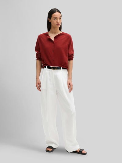 Frauenmodel trägt Relaxed Fit Strickjacke aus Baumwoll-Leinen-Mix von Marc O'Polo, Optik: Unifarben, Passform: Relaxed-Fit, Rundhals, Ärmelform: Langarm, Verschluss: Knopfleiste, Ganzkörperansicht von vorne.