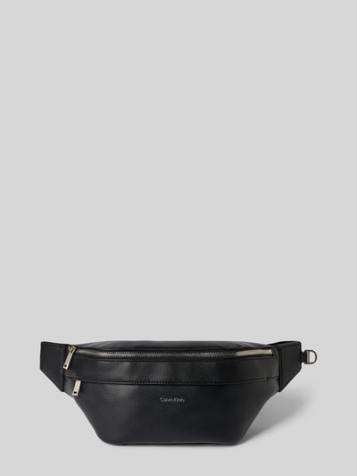 Produktfoto, Waistbag in Leder-Optik Modell 'Raised' von CK Calvin Klein, schwarz, silberner Reißverschluss, logo, strukturierte Oberfläche.