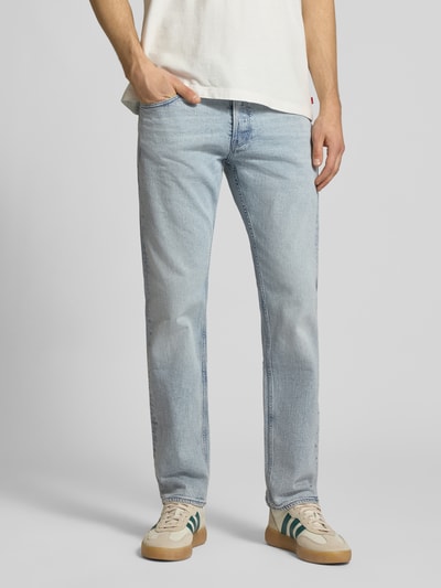Männermodel trägt Slim Tapered Fit Jeans mit Eingrifftaschen Modell 'Streem' von G-Star Raw in Hellblau, reine Baumwolle, Ganzkörperansicht von vorne.