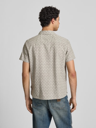 Männermodel trägt Regular Fit Freizeithemd mit Kentkragen Modell 'ABAN' von Blend, Baumwoll-Leinen-Mix, Allover-Look, Ganzkörperansicht Rückansicht.