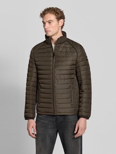 Männermodel trägt braune Steppjacke 'Regular Fit Jacke in Stepp-Optik Modell 'OLYMPUS' von NAUTGÅRD, dezente Struktur, Ganzkörperansicht von vorne. Rückenlänge 69 cm, Schulterbreite 48 cm, Brustweite 48 cm, Ärmellänge 67 cm.