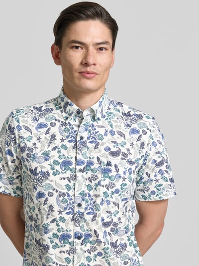 Männermodel trägt Modern Fit Freizeithemd mit Button-Down-Kragen von Lerros, weiß mit blau-grünem Print, Nahaufnahme Oberkörper, Baumwoll-Mix, Brusttasche, Knopfleiste, abgerundeter Saum.