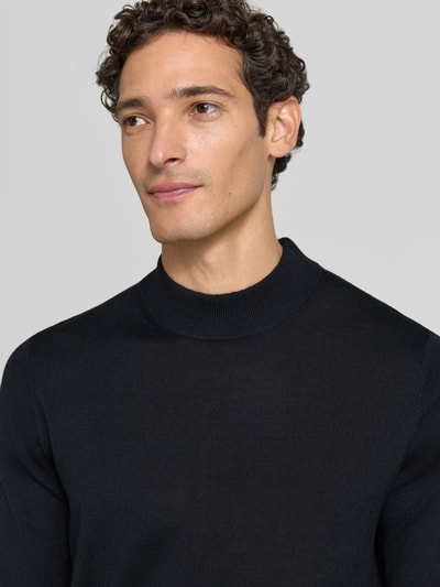 Männermodel trägt Regular Fit Turtleneck aus Woll-Mix von Christian Berg Men, Schwarz, gerippte Abschlüsse, Nahaufnahme Oberkörper.